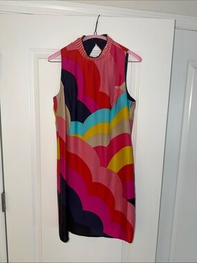 Multicolor Sleeveless Shift Dress with Scallop Print
